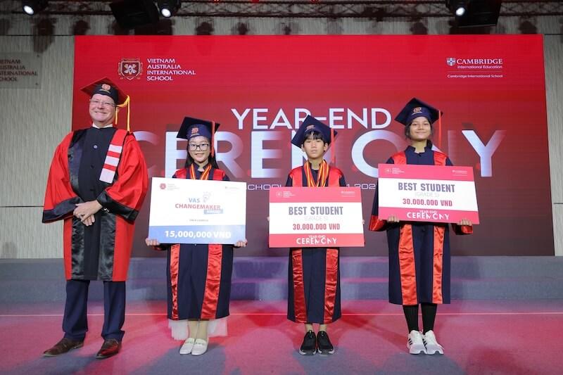 VAS trao học bổng hơn 1 tỉ đồng cho học sinh có thành tích học tập xuất sắc & đóng góp nổi bật cho cộng đồng