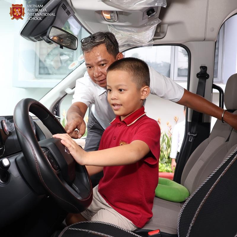 VAS giáo dục kỹ năng thoát hiểm trên ô tô cho học sinh