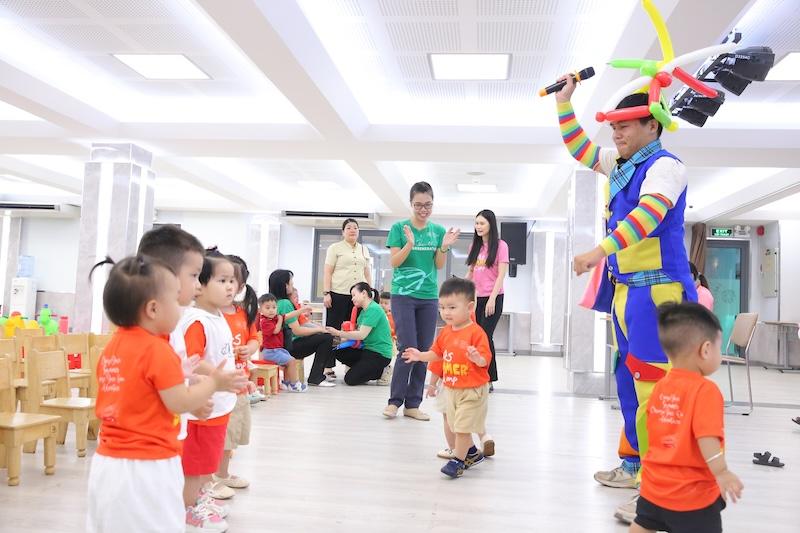 Pre-0 VASers Have Fun with the Clown and Explore Traditional Vietnamese Tò He Toys